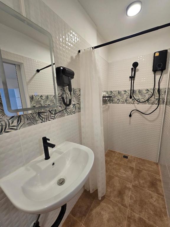 The Oasis Inn - Resim 18