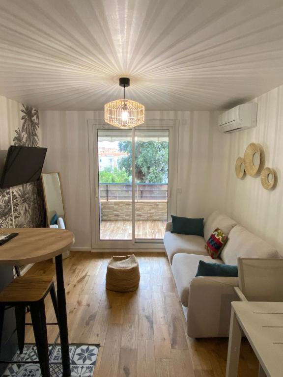 un salon avec un canapé et une table dans l'établissement Studio 150 m de plage Golfe de Saint-Tropez, à Cavalaire-sur-Mer