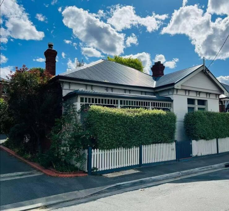 Το κτήριο όπου στεγάζεται  η παραθεριστική κατοικία