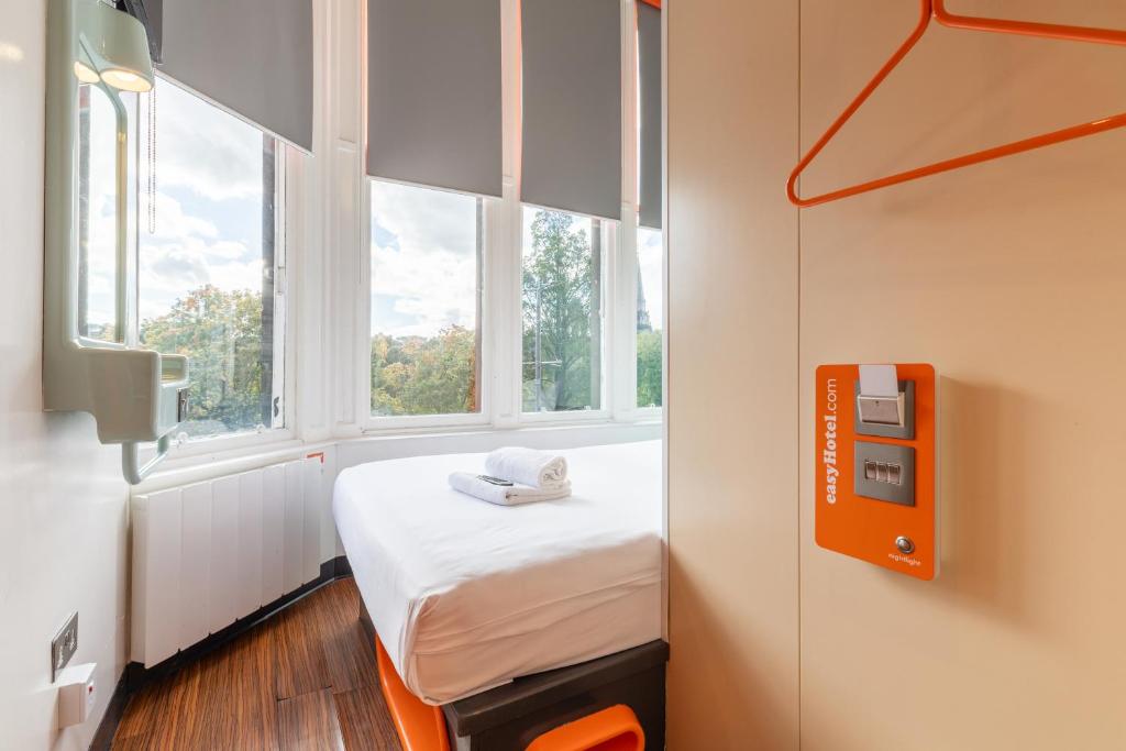 Postel nebo postele na pokoji v ubytování easyHotel Edinburgh