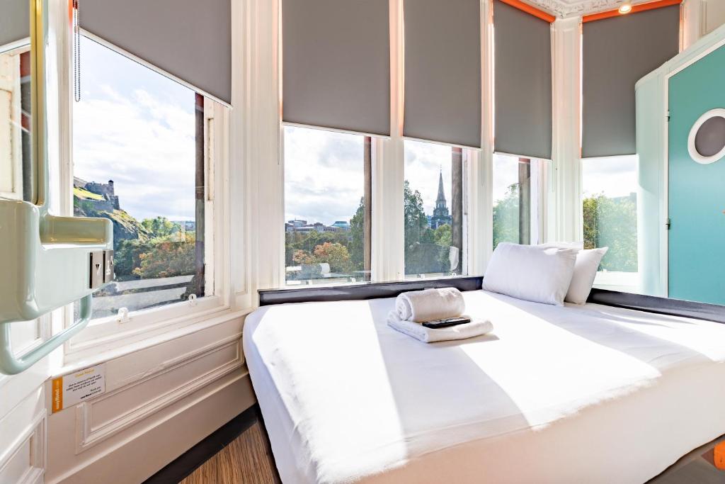 Postel nebo postele na pokoji v ubytování easyHotel Edinburgh
