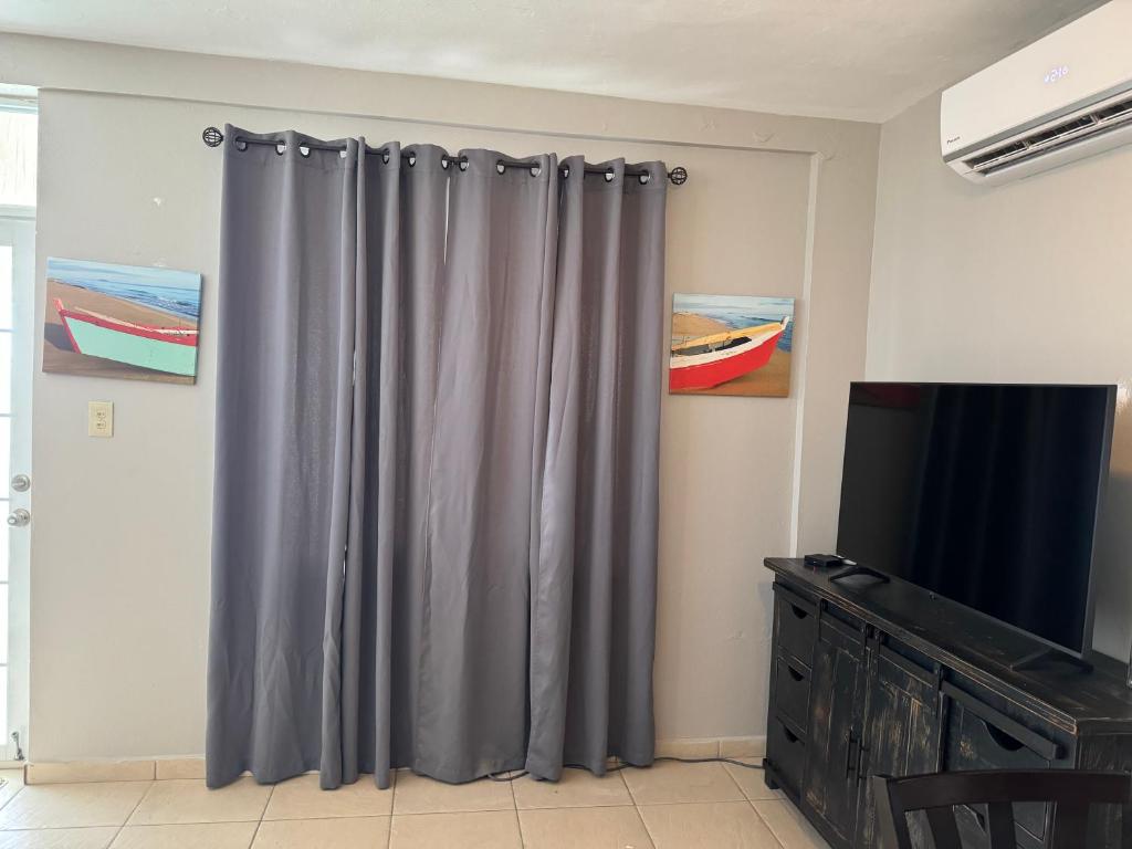 TV a/nebo společenská místnost v ubytování Aguada Beach Condos