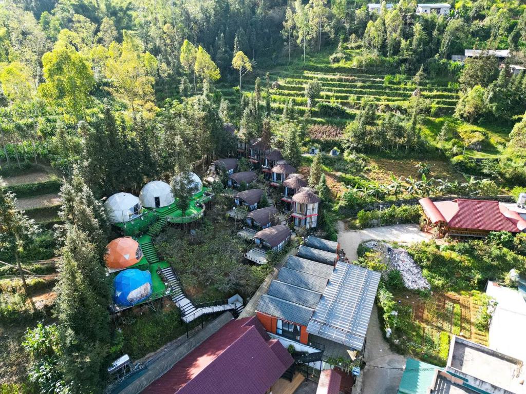 eine Luftansicht eines Hauses mit Garten in der Unterkunft Plum Homestay in Dồng Văn