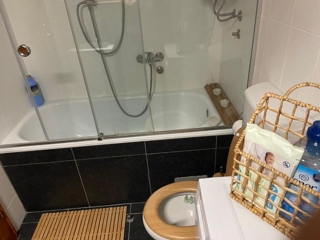 Apartman Una في كرالييفو: حمام مع دش ومرحاض وحوض استحمام