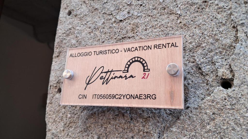 ein Schild an der Seite eines Felsens in der Unterkunft Pettinara 21 in Viterbo