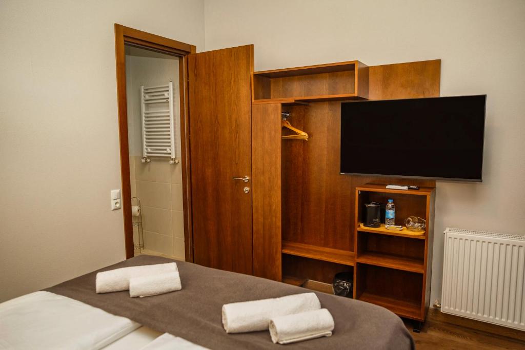TV a/nebo společenská místnost v ubytování Tea for Two Hotel