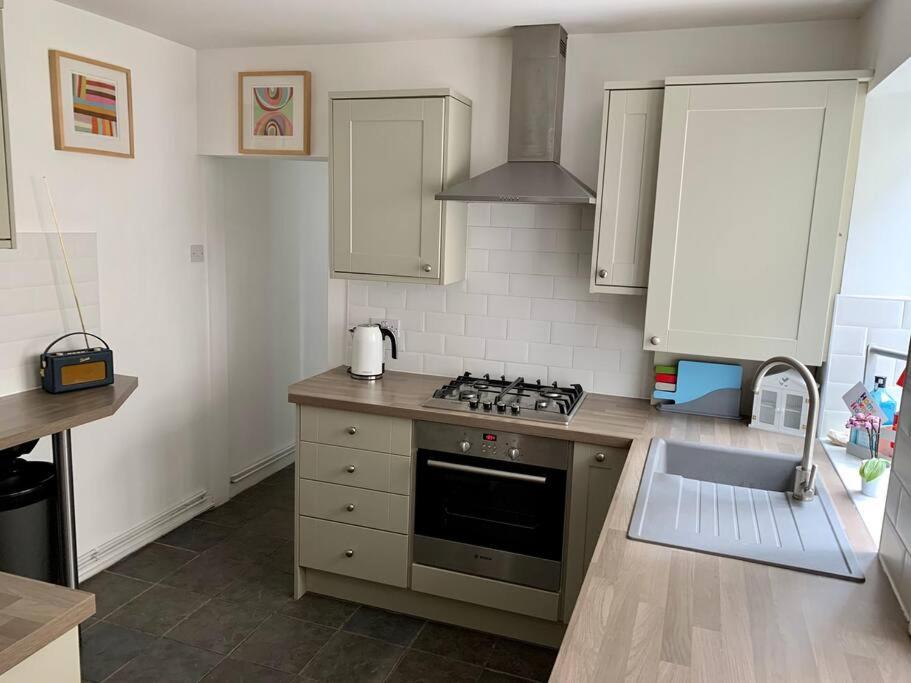 Köök või kööginurk majutusasutuses Whitstable Harbour - Superb 2 bed close to sea & town
