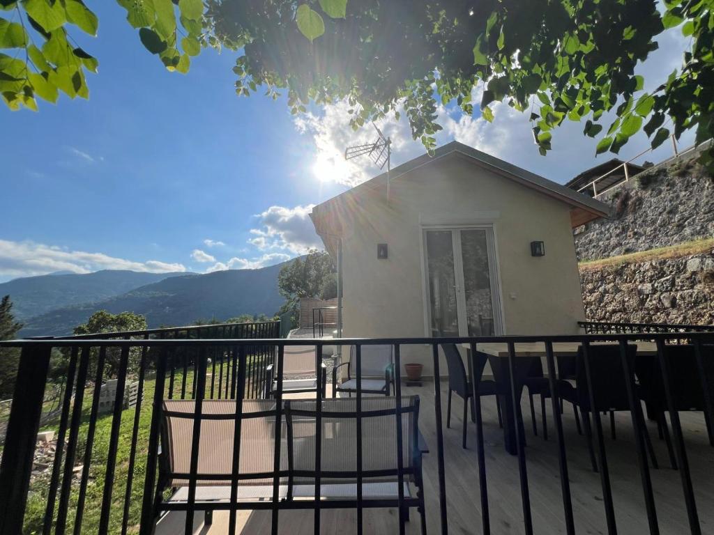 - une vue sur une maison avec des chaises et une clôture dans l'établissement Les balcons de la Bollène-Vésubie, à La Bollène-Vésubie