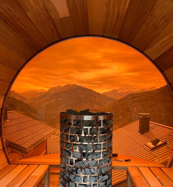 - une fenêtre cintrée dans une chambre avec vue sur la montagne dans l'établissement Chalet La Tarine, à Saint-Marcel