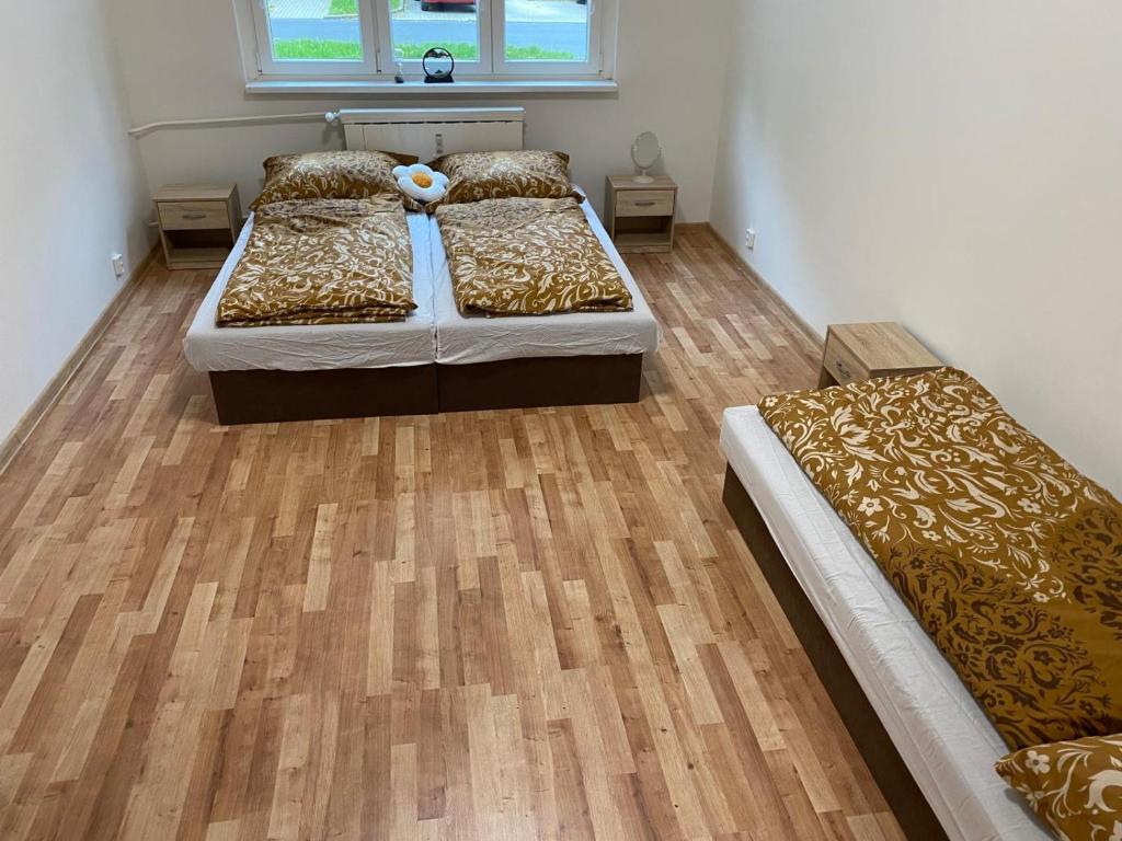 Postel nebo postele na pokoji v ubytování Apartmán ve městě Ostrov pro 3 osoby