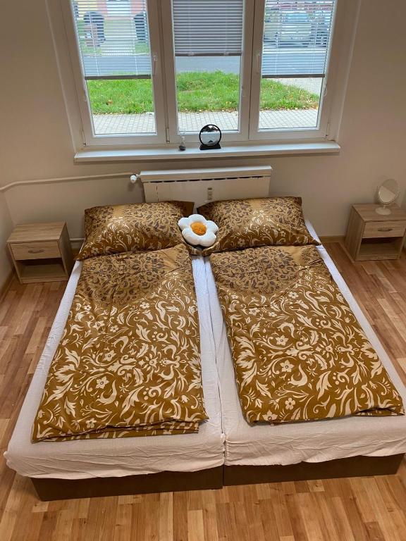 Postel nebo postele na pokoji v ubytování Apartmán ve městě Ostrov pro 3 osoby