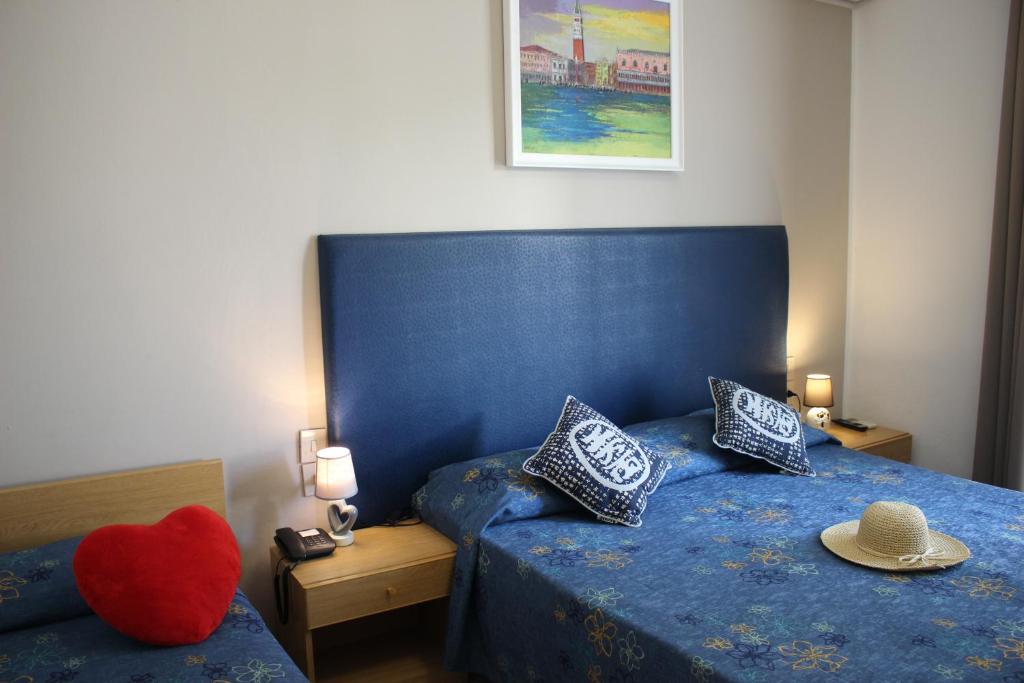 A bed or beds in a room at Hotel Danubio
