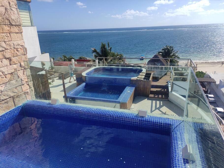a swimming pool with a view of the ocean at Bonita habitación con pequeña piscina a aire libre in Puerto Morelos