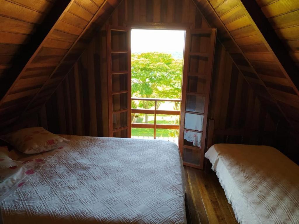 Postel nebo postele na pokoji v ubytování Chalé Represa Varanda do Sol Joanópolis