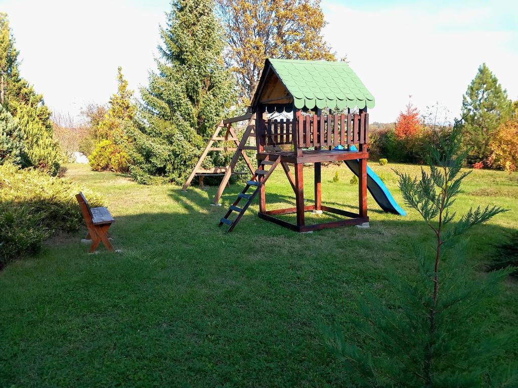 Otroško igrišče poleg nastanitve Apartmani Ćosić