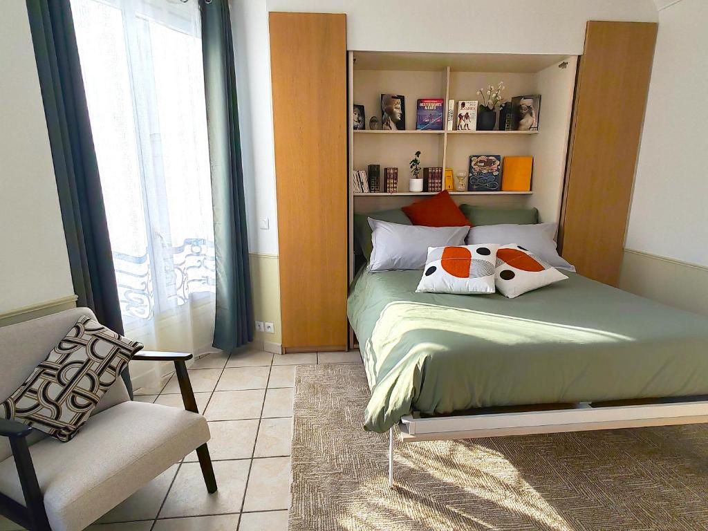 une chambre avec un lit avec deux oreillers dessus dans l'établissement Nid douillet et lumineux, à Paris
