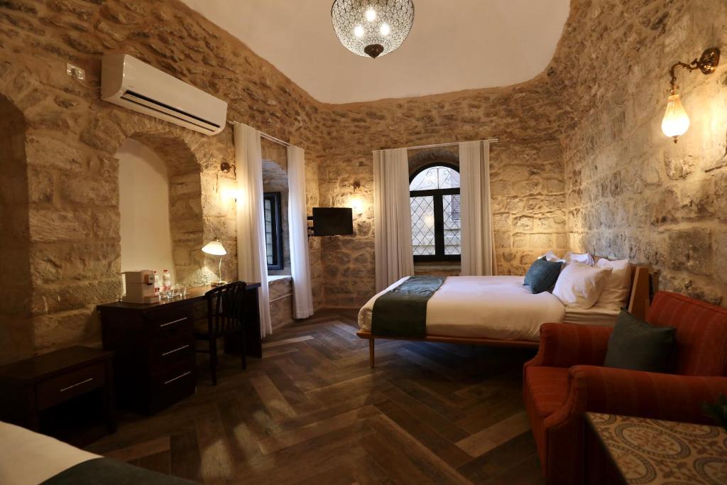 Postel nebo postele na pokoji v ubytování Petrakis Inn