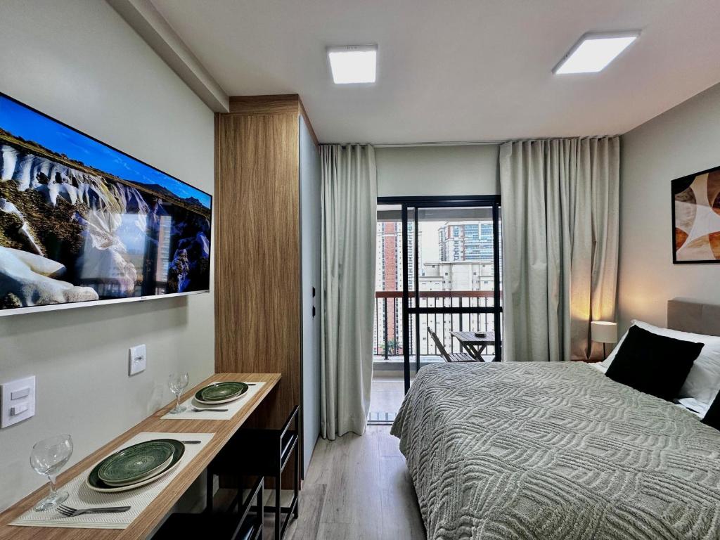 Ένα ή περισσότερα κρεβάτια σε δωμάτιο στο Studio com piscina a 1 minuto a pé do Metrô Brooklin