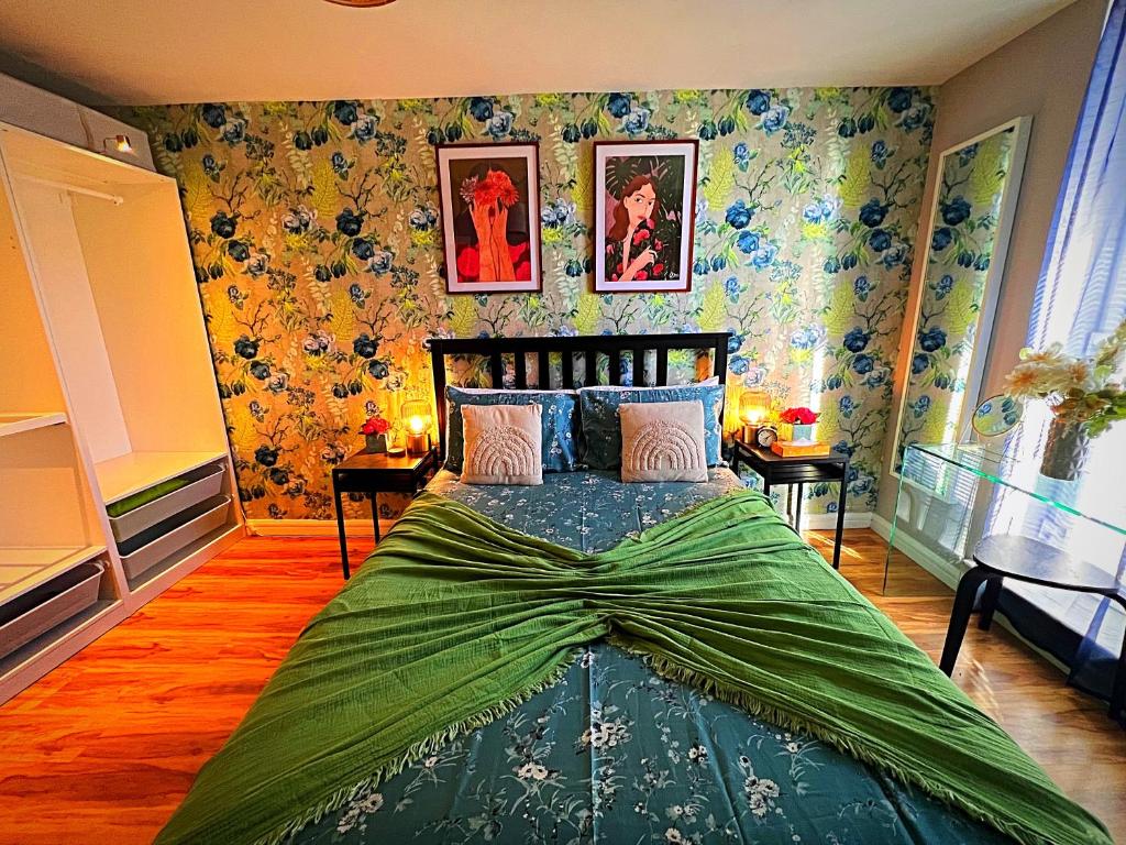 Postel nebo postele na pokoji v ubytování Latitude Chinatown Central Apartment
