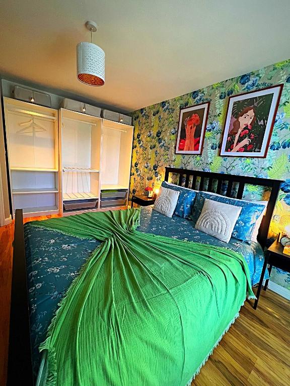 Postel nebo postele na pokoji v ubytování Latitude Chinatown Central Apartment