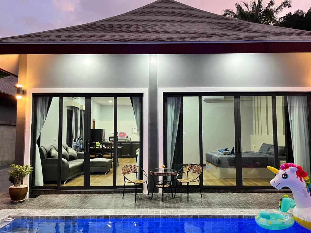 Bazén v ubytování Arun Siri Pool Villa Aonang nebo v jeho okolí