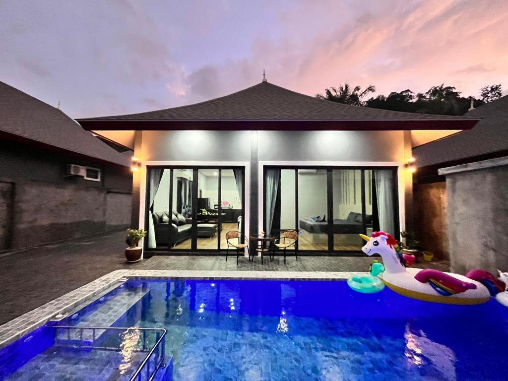 Bazén v ubytování Arun Siri Pool Villa Aonang nebo v jeho okolí