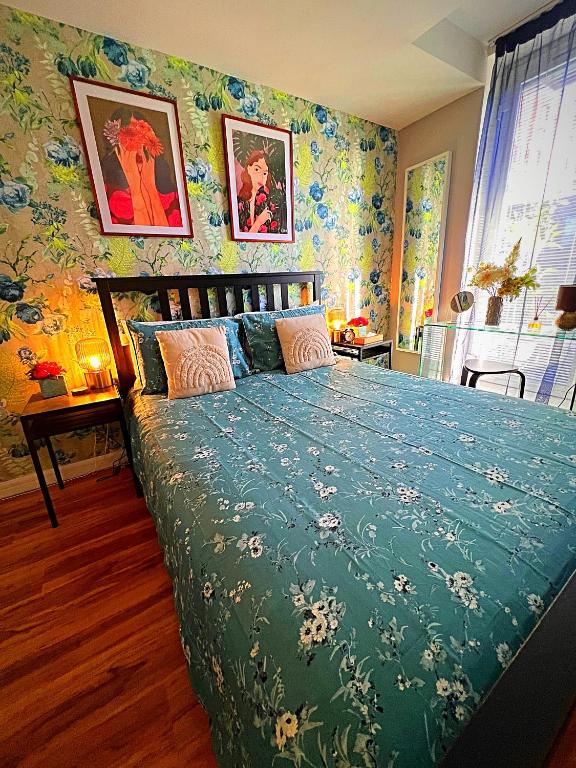 Postel nebo postele na pokoji v ubytování Latitude Chinatown Central Apartment