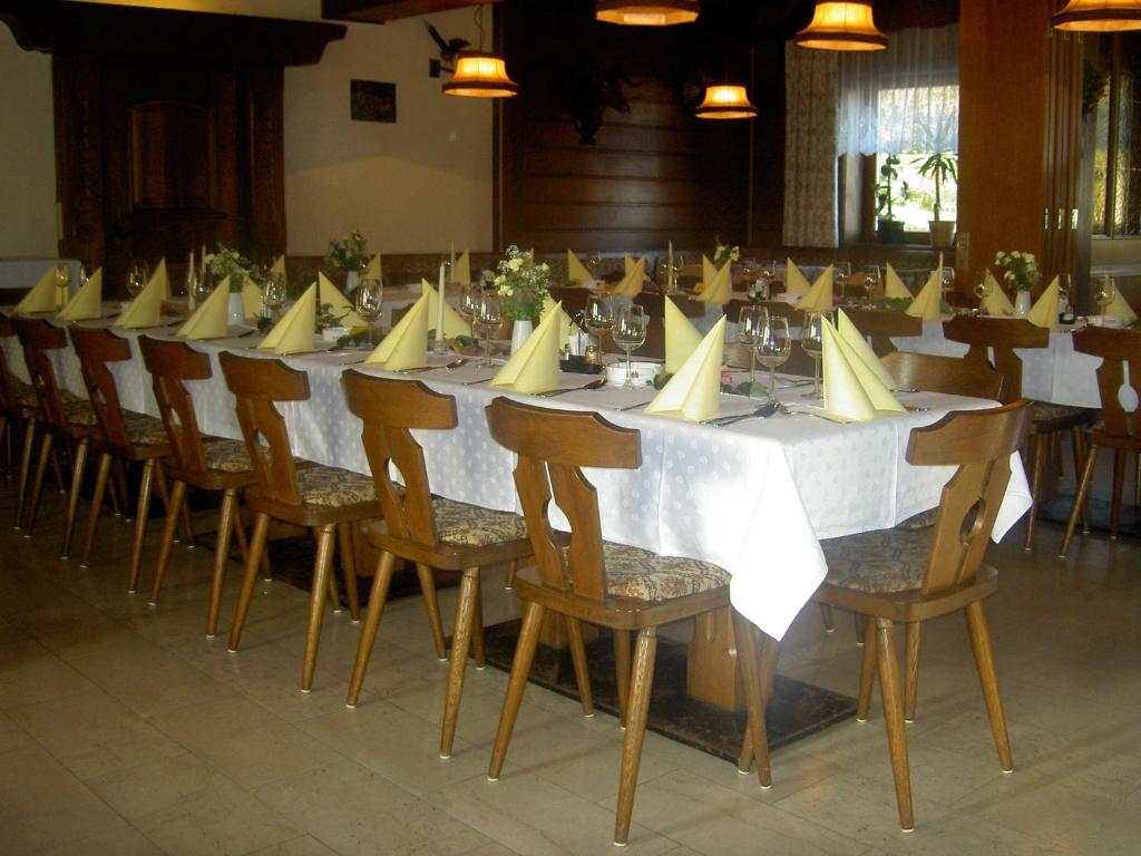 Reštaurácia alebo iné gastronomické zariadenie v ubytovaní Gasthof Neuwirt
