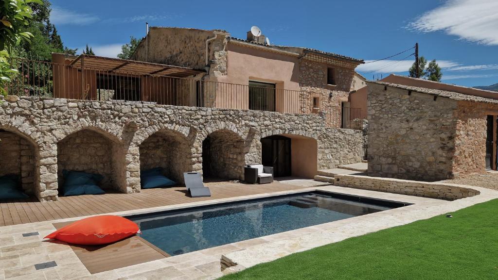 a house with a swimming pool in a yard at L'archeraie Magnifique Mas Provençal avec piscine in La Penne-sur-lʼOuvèze