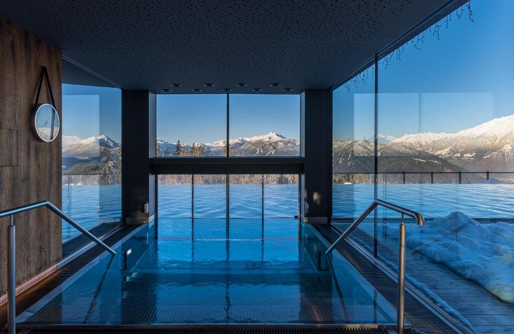 Nespecifikovaný výhled na hory nebo výhled na hory při pohledu z hotelu