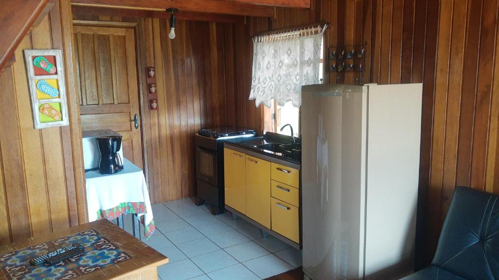 Kuchyň nebo kuchyňský kout v ubytování Chalé Represa Varanda do Sol Joanópolis