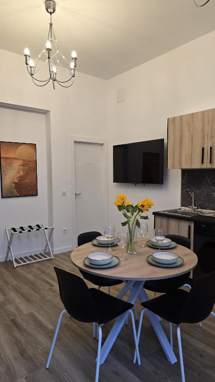 Hotel Inspiracion Valencia, a kitchen and dining room with a table and chairs at Inspiracion Valencia in Valencia