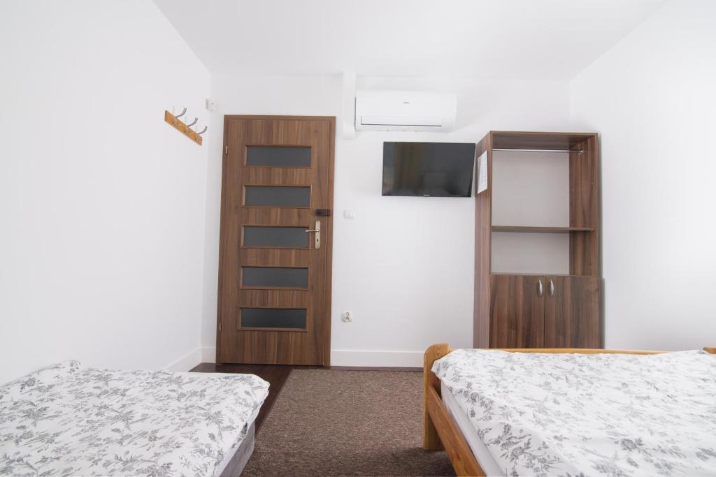Hubertus - Basic Triple Room With Shared Bathroom