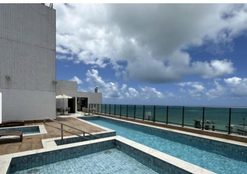 uma piscina com vista para o oceano em Beach Class Boa Viagem 4010 em Recife
