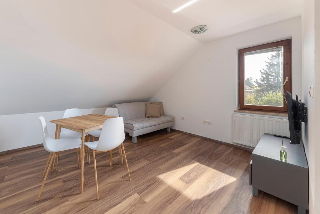 TV a/nebo společenská místnost v ubytování LOGAR Apartments
