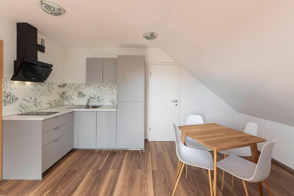 Kuchyň nebo kuchyňský kout v ubytování LOGAR Apartments