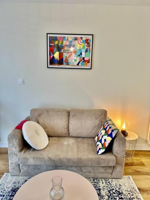 un salon avec un canapé et une table dans l'établissement T2 avec parking privatif, à Toulouse