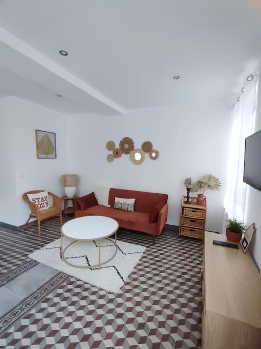 un salon avec un canapé et une table dans l'établissement Maison de ville La Beauhème, à Beaulieu-sur-Loire