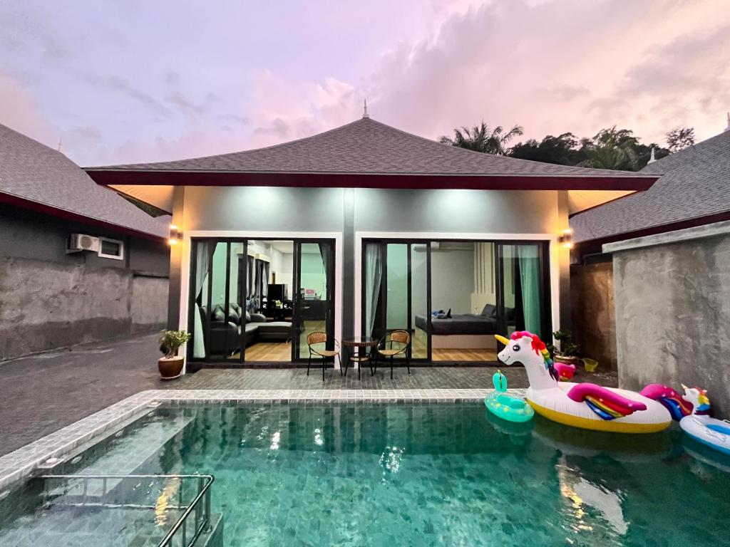 Bazén v ubytování Arun Siri Pool Villa Aonang nebo v jeho okolí