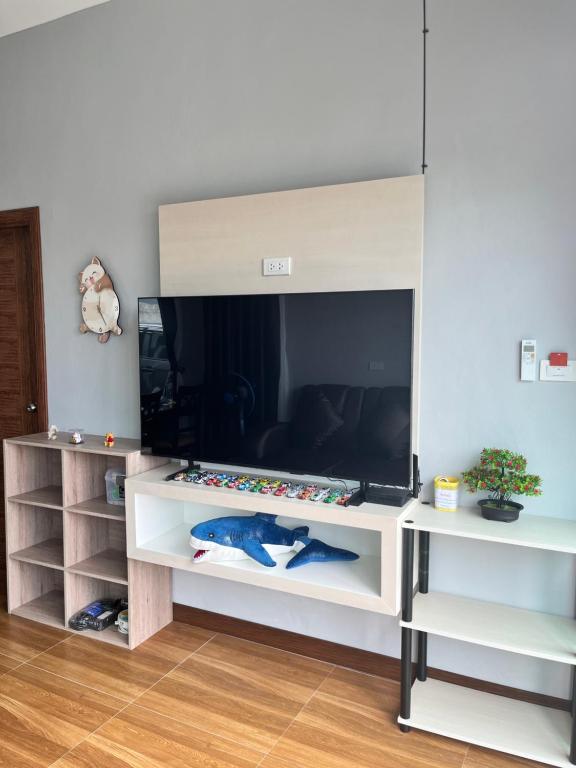 TV a/nebo společenská místnost v ubytování Arun Siri Pool Villa Aonang