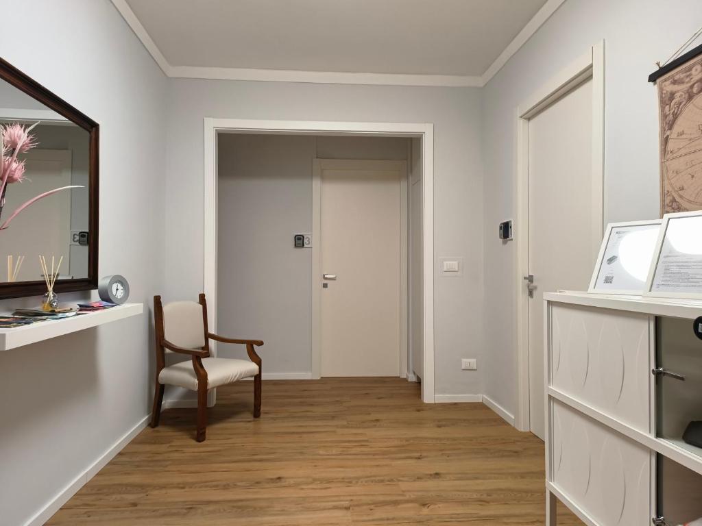 un soggiorno con una sedia e uno specchio di Canfora 163 Cutaias apartment a Catania
