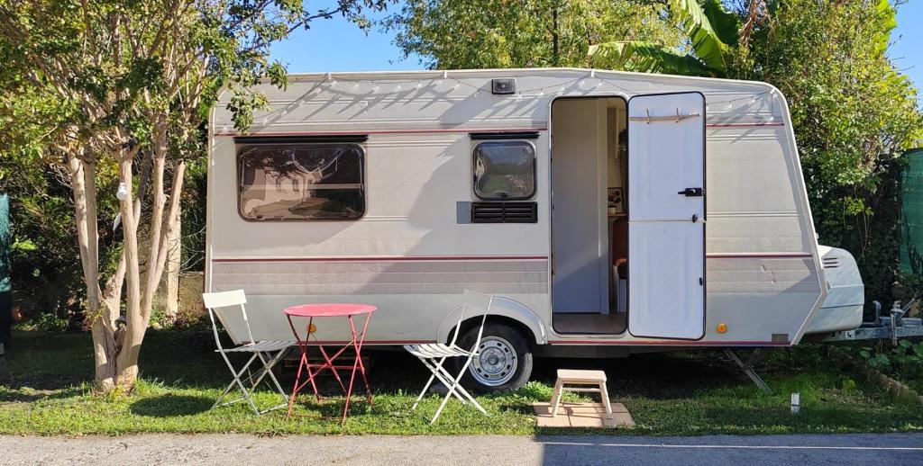 Photo de la galerie de l'établissement Caravane bohème équipée glamping jardin Bayonne, à Bayonne