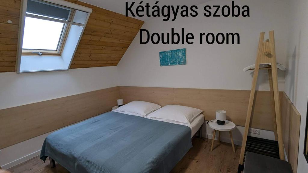 Postel nebo postele na pokoji v ubytování ZánKapu Szálláshely