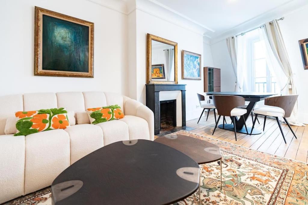 un salon avec un canapé et une table dans l'établissement 2 pièces à Saint Germain, à Paris