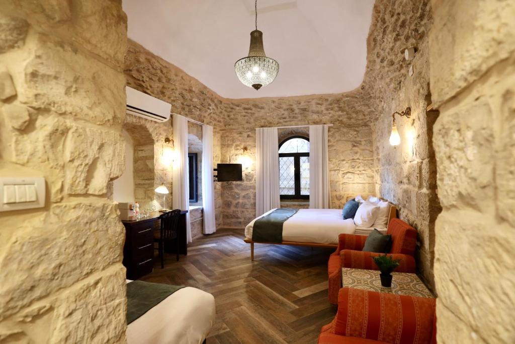 Postel nebo postele na pokoji v ubytování Petrakis Inn