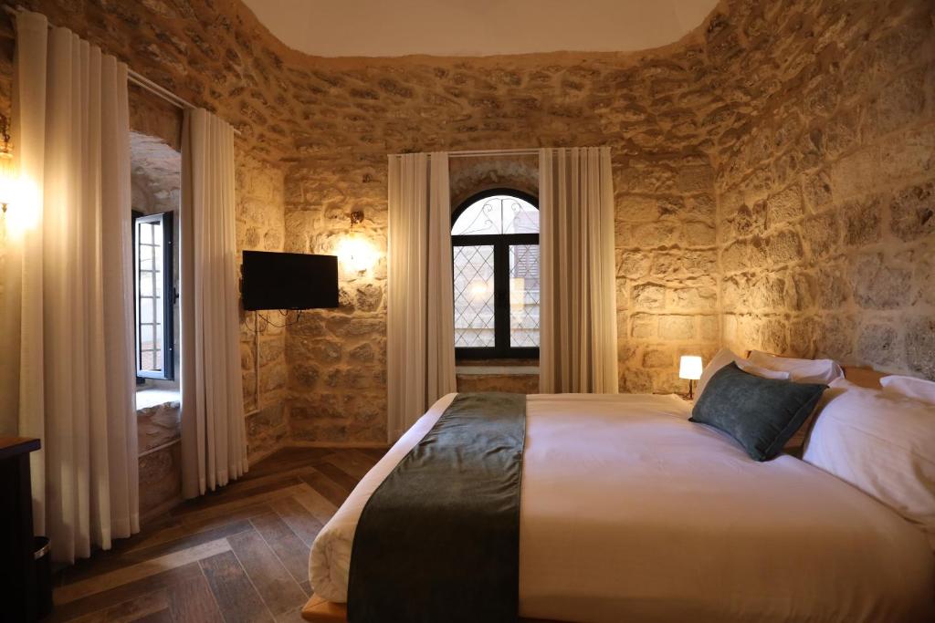 Postel nebo postele na pokoji v ubytování Petrakis Inn