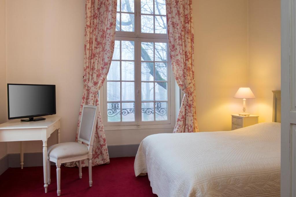 Postel nebo postele na pokoji v ubytování Hôtel Château de l'Hermitage