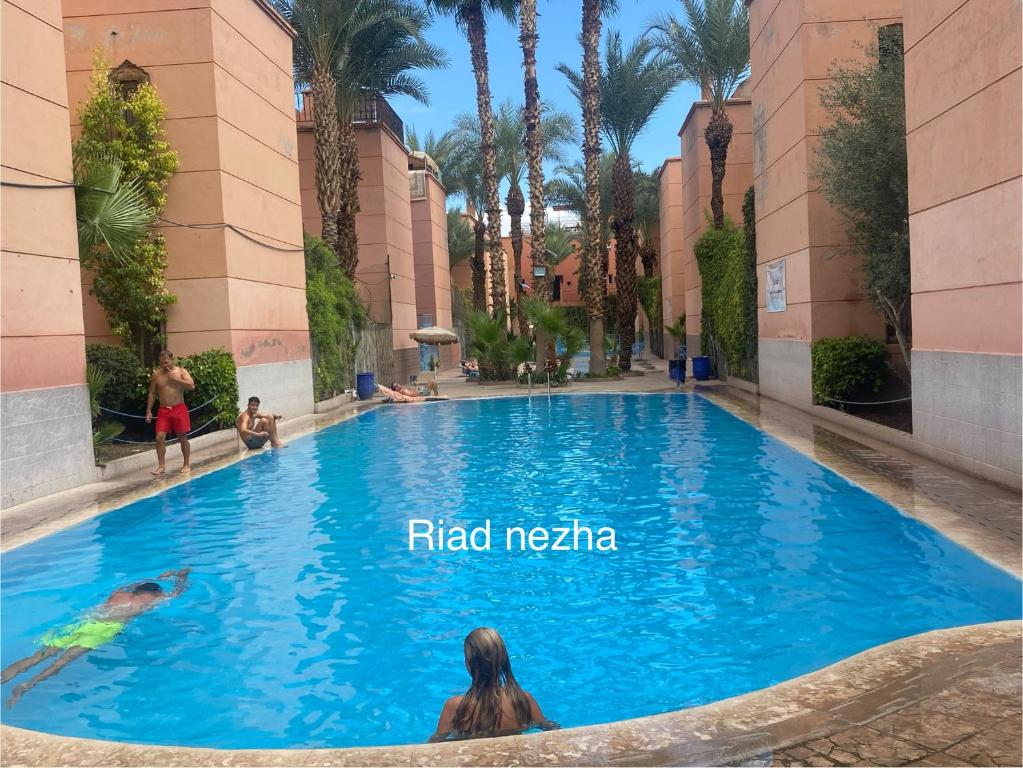 Bazén v ubytování Riad Nezha avec jacuzzi et au cœur de Marrakesh nebo v jeho okolí