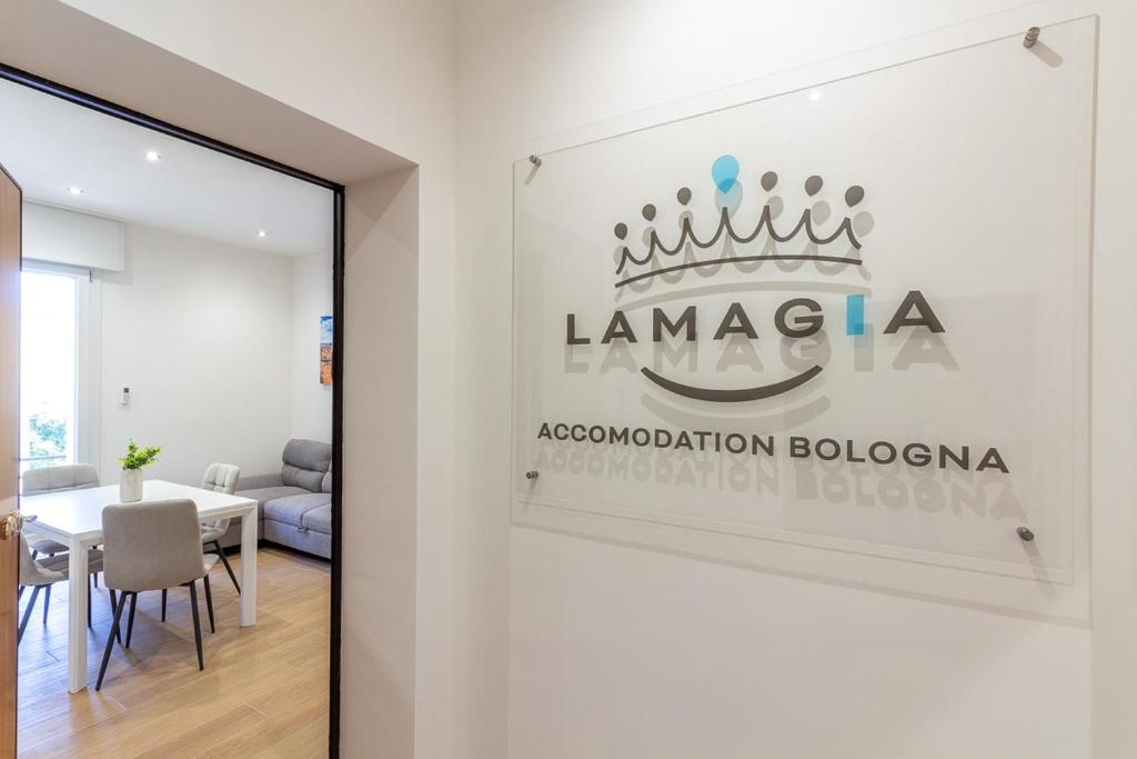ein Schild an einer Wand in einem Raum mit einem Tisch in der Unterkunft Lamagia in Bologna