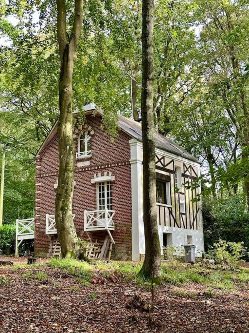 a small brick house in the middle of trees at LA FEUILLÉE, Charmante Maison au Bois de Cise in Ault